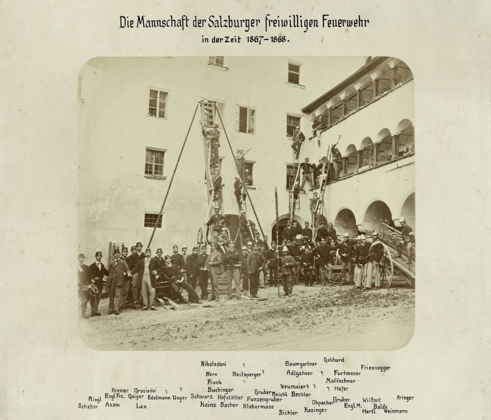 Feuerwehrmannschaft bei einer Übung im Bürgerspital – Innenhof, unbekannter Fotograf, 1867–1868, InvNr Foto 17113,  © Salzburg Museum