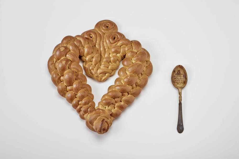 Gebildbrot, 1994 und Löffel aus Bein, 18. Jahrhundert, © Salzburg Museum