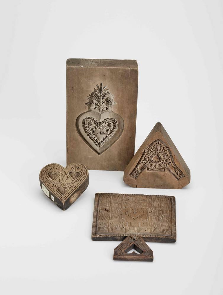Holzmodel, u. a. Model mit blühendem Herz und Schrotsäge, dreieckiger Model mit Schuhmotiv, 18./19. Jahrhundert, © Salzburg Museum