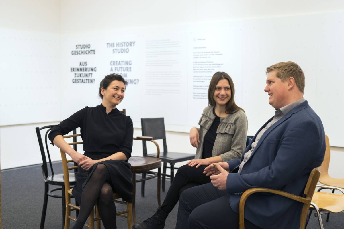 Karin Wabro (Salzburg Museum) und Sandra Kobel (Salzburg Museum) im Gespräch mit Mathias Irlinger (Dokumentation Obersalzberg)