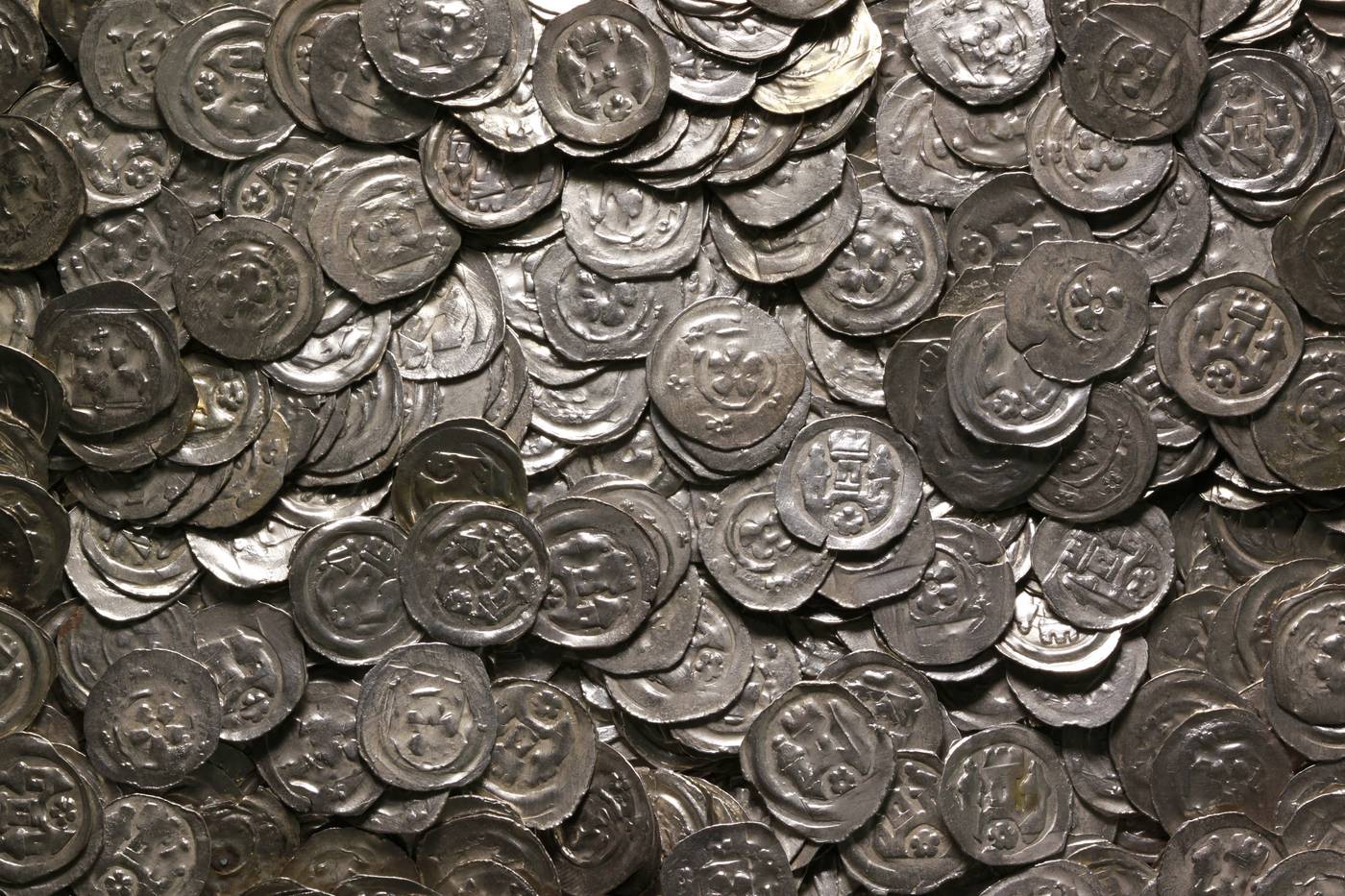 Münzschatz aus der Judengasse 10, Salzburg, um 1290, Inv.-Nr. MÜ 40375: Circa 28.343 Silberpfennige – wohl der umfangreichste, noch erhaltene Münzschatz Österreichs