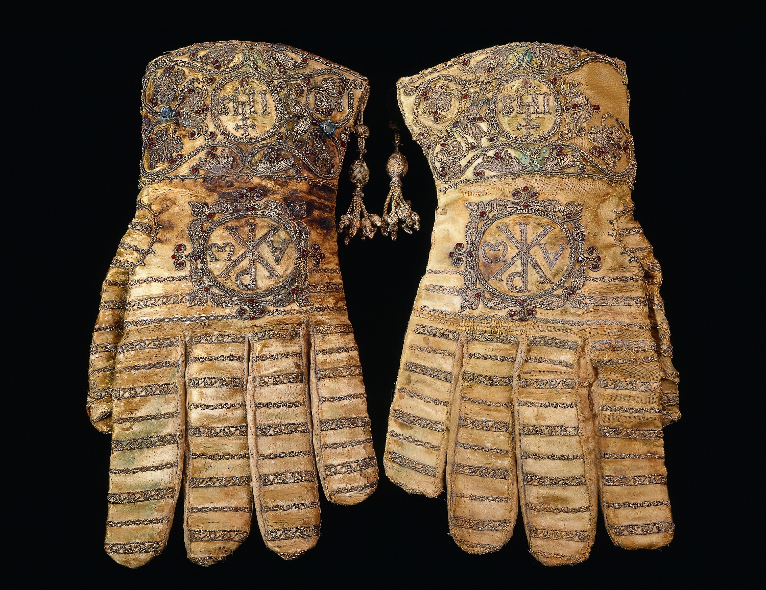 Pontifical gloves of the Salzburg prince archbishop Wolf Dietrich von Raitenau, Italy, 1588, atlas silk, gold embroidery, relief embroidery, garnets, silk, inv. no. 4559-49