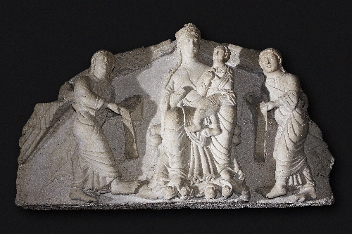 Tympanon mit thronender Maria mit Kind, flankiert von zwei spruchbandtragenden Engeln, Adamo d'Arogno, um 1230, Untersberger Marmor, Inv.-Nr. 154-32