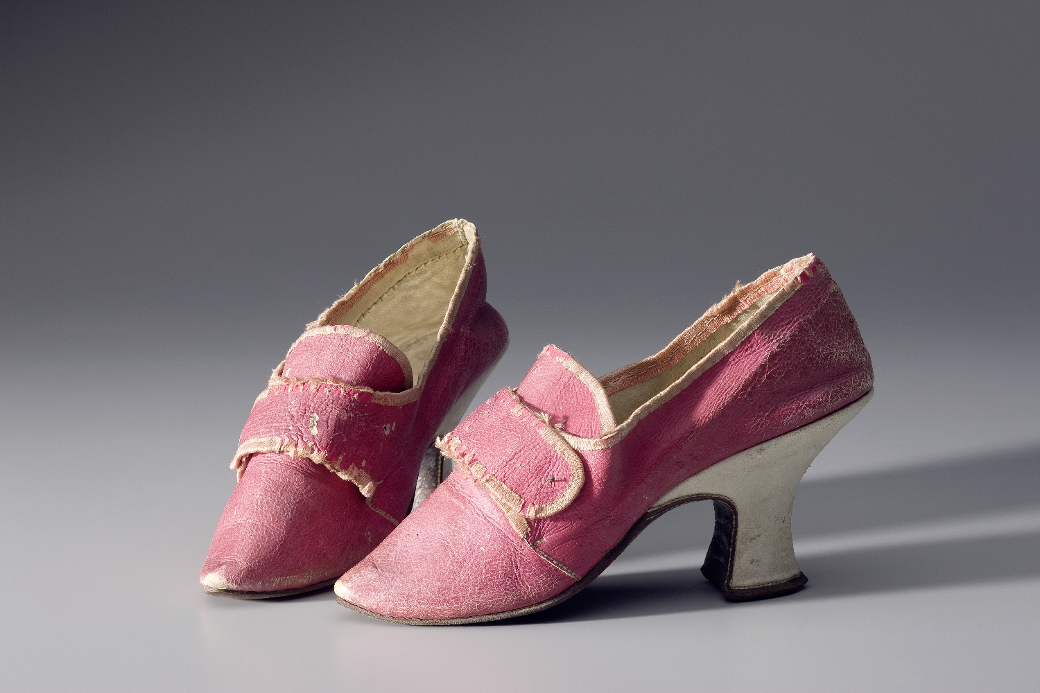 Lady’s shoes, late 17th/early 18th c., leather, silk, inv. no. K 1715-49