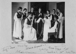 Der Kammerchor Trapp um 1937 mit den Unterschriften der Familienmitglieder und Dr. Wasners (Dritter v. l.)