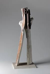 „Dame in Weiß“, Um 1982, Keramik, Holz, lackiert, Salzburg Museum, Schenkung Doina und Elia Husiatynski, Inv.-Nr. 2054-2010