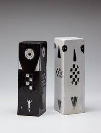 Obelisken-Paar, 1987, Keramik, glasiert, Salzburg Museum, Schenkung Doina und Elia Husiatynski, Inv.-Nr. 2059 a,b-2010