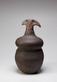 Horus, 1990, Keramik, Rakubrand, Salzburg Museum, Schenkung Doina und Elia Husiatynski, Inv.-Nr. 2062-2010