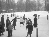 Schlittschuhlaufen im Franz-Josef-Park, 1908–14, Salzburg Museum