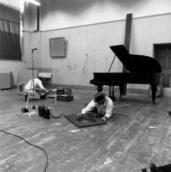 Monika Baumgartl, Joseph Beuys mit Henning Christiansen, „Celtic (Kinloch Rannoch): The Scottish Symphony“, Aufführung vom 23. bis 30. August 1970, Gelatinsilberabzug, Stiftung Museum Kunst Palast, AFORK © Stiftung Mozarteum Kunst Palast - ARTOTHEK